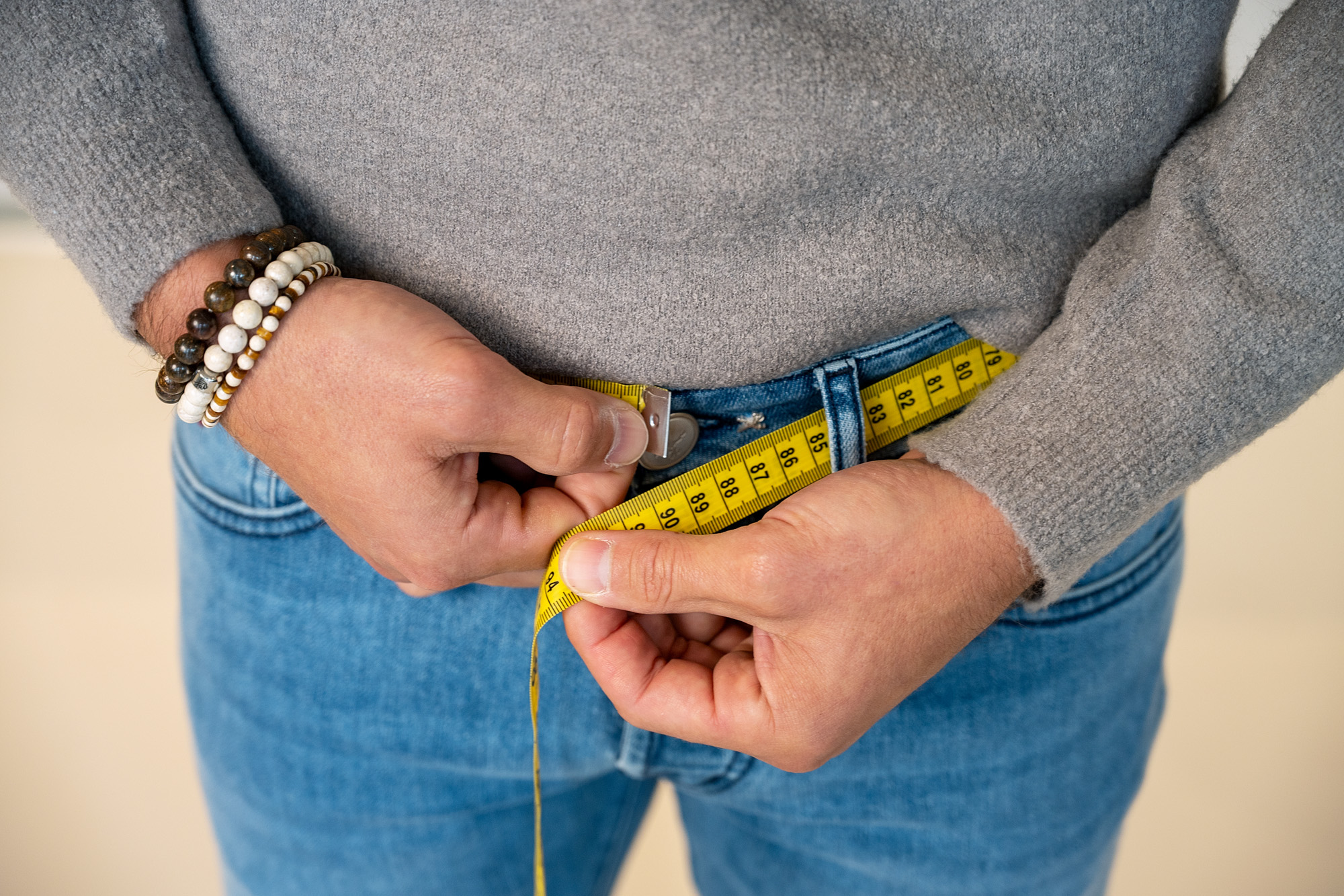Ermitteln Sie die Gürtelgröße, indem Sie Ihren Taillenumfang messen
